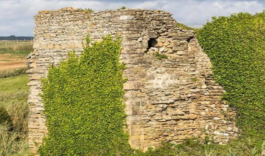 Castelo de Atouguia da Baleia (Ruins), Portugal